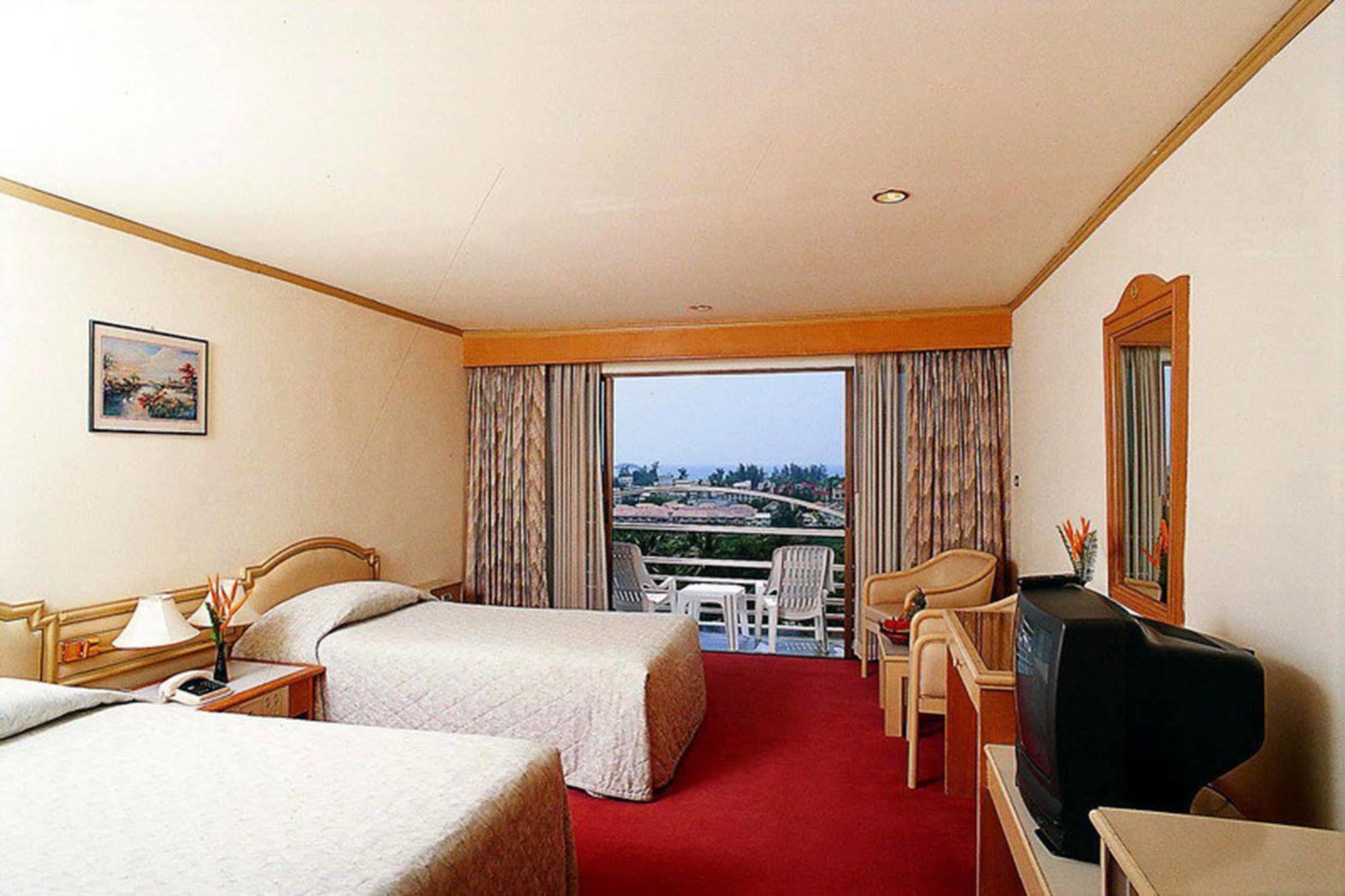 Royal Crown Hotel & Palm Spa Resort Patong Bagian luar foto