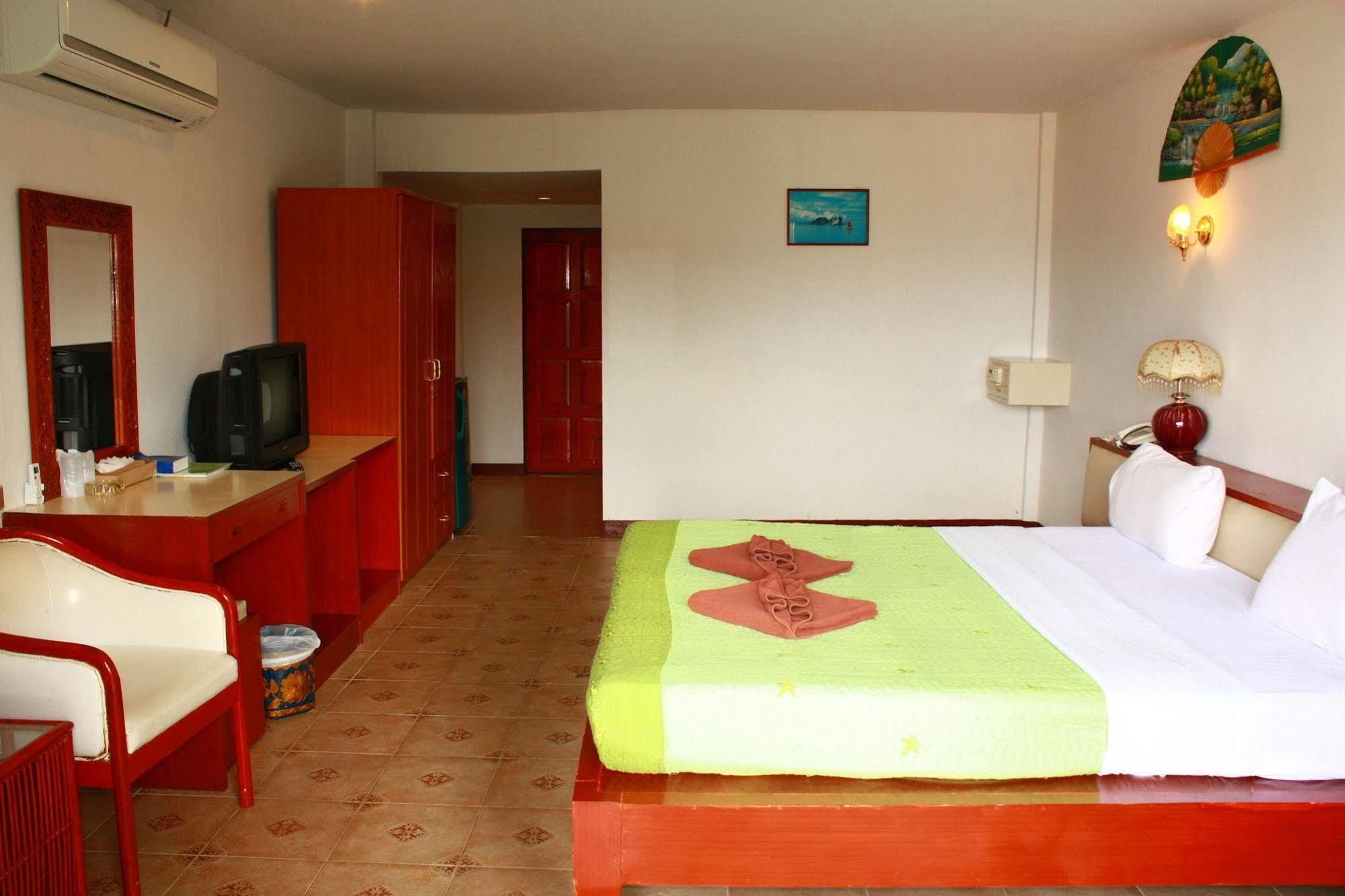 Royal Crown Hotel & Palm Spa Resort Patong Bagian luar foto